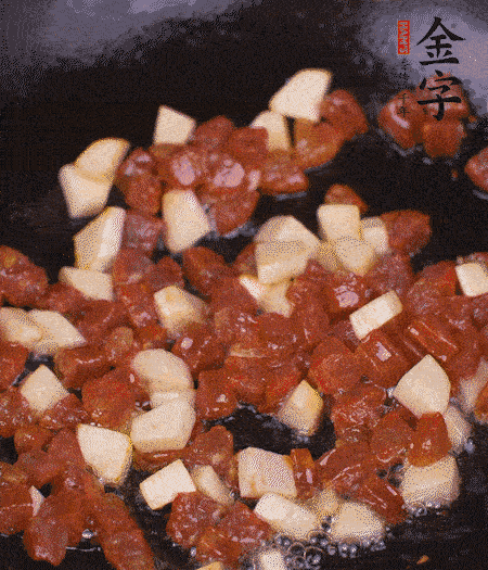 鍋中熱油，下香腸丁、茭白丁大火炒出香味。倒入米飯拍散，炒2～3分鐘。