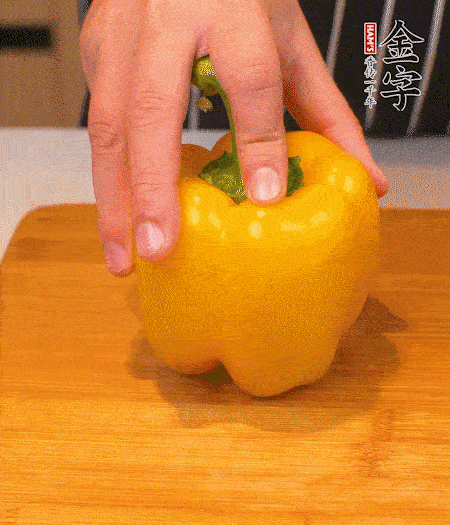 干花菇提前泡發(fā)，胡蘿卜、青椒、黃椒和花菇切丁，小紅椒切圈，小蔥切末。