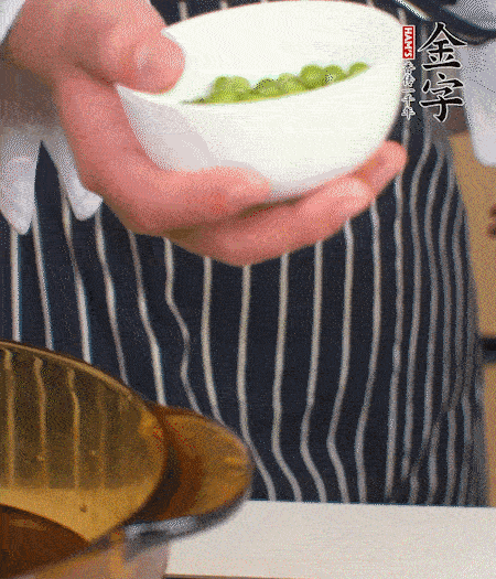 胡蘿卜、豌豆和干花菇焯水。