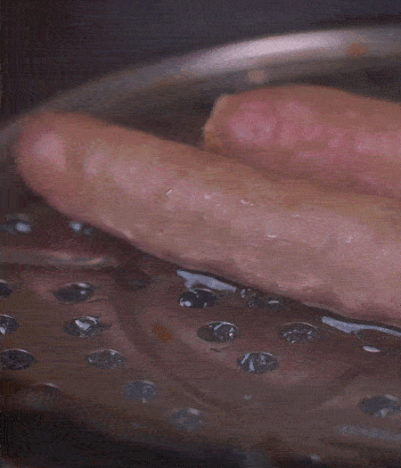 金字10°鮮低溫香腸蒸10分鐘后，切片。