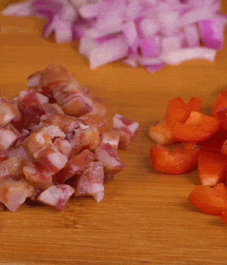 黃椒、紅椒、白洋蔥、土豆、大蔥分別切丁。金字10°鮮低溫香腸切丁。