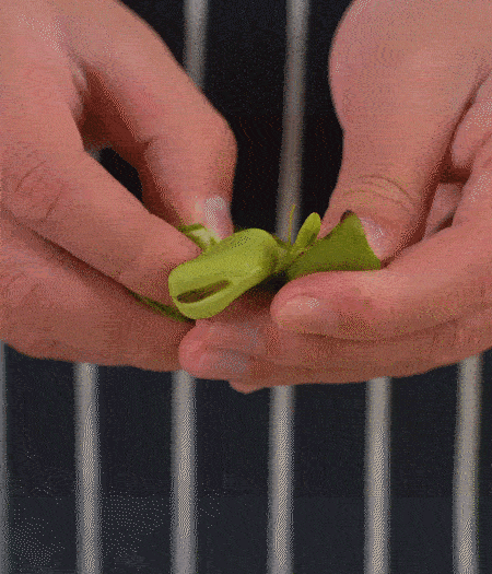 選用鮮嫩蠶豆，剝?nèi)ネ鈿ち粝露姑紫磧?，掰開成兩瓣。