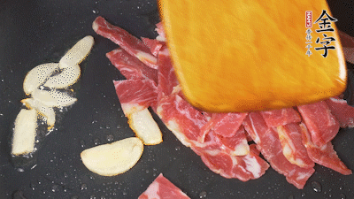 意面按照包裝時間煮熟過涼水，金字淡火腿切成小片。