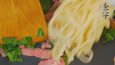 鍋中倒油燒熱，蒜片煸香，淡火腿略翻炒。