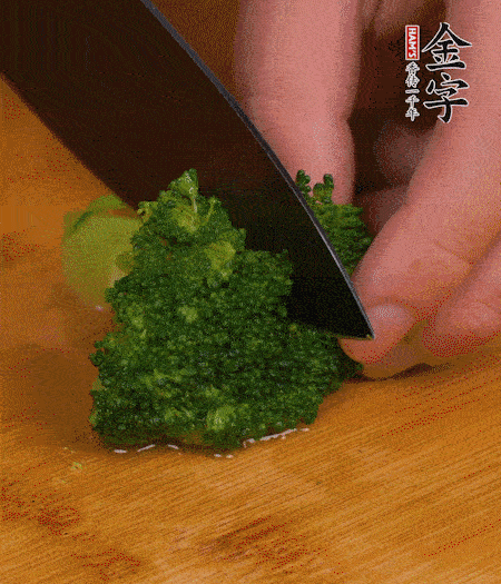 西蘭花用淡鹽水浸泡十幾分鐘后過開水焯燙熟后撈出。