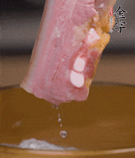 煮過的西蘭花切碎。煮熟的淡咸肉切丁。