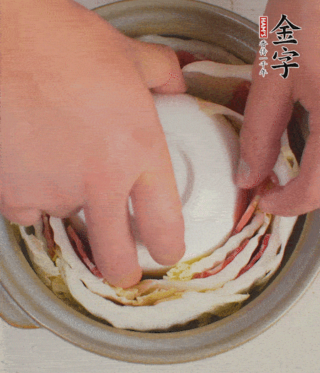 寬度剛好是鍋的高度?？垡粋€(gè)小碗更有助于幫助造型。