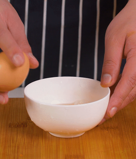 起鍋熱油，蛋液煎成雞蛋碎。金字淡咸肉切成絲。