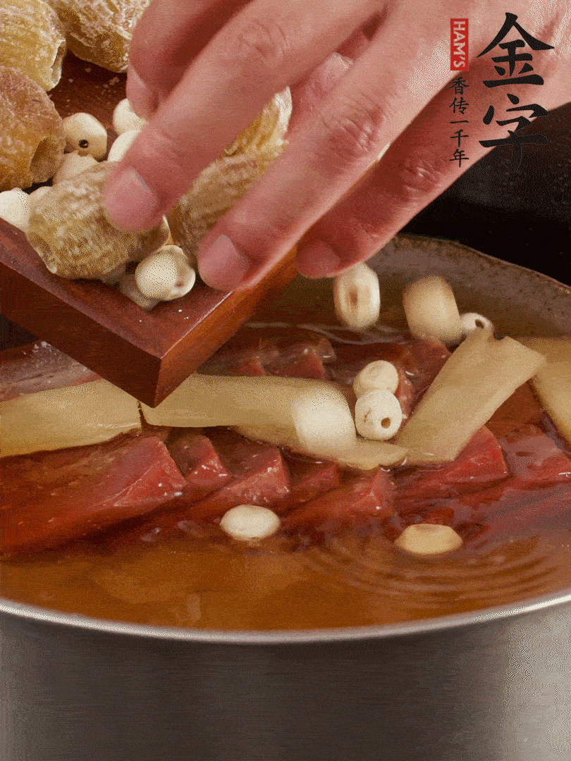 待冰糖融化后，放入蜜棗、蓮子同蒸25分鐘左右。