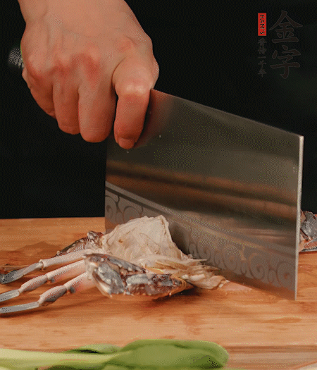 蟹殼拆開(kāi)，去掉蟹肺、蟹心、蟹腮，切成4小塊。