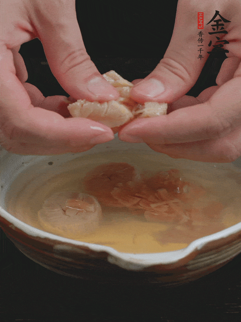 元貝溫水泡發(fā)，拆成細(xì)絲。