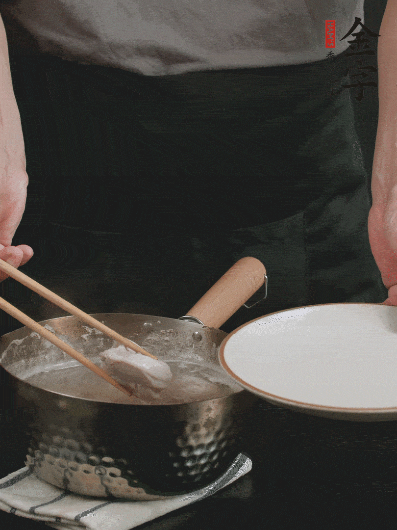 雞塊冷水下鍋，加姜片、料酒焯水，撈出洗凈備用。