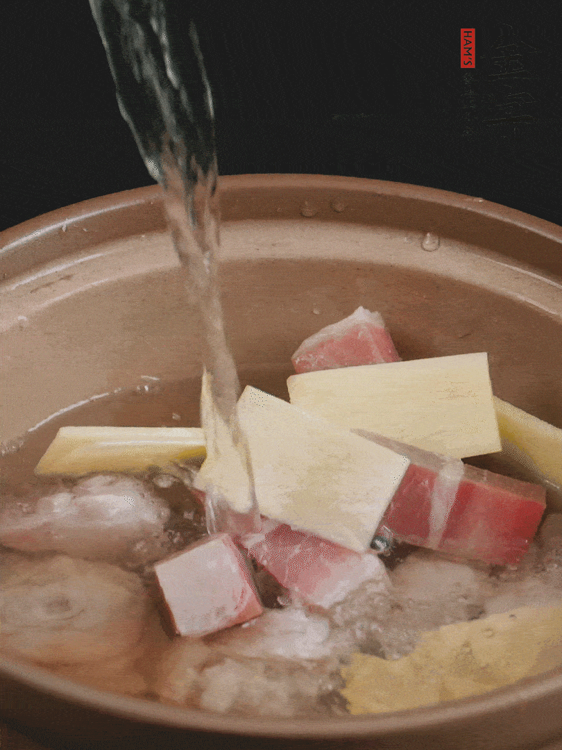 雞塊、火腿、姜片加適量料酒、清水燉80分鐘。