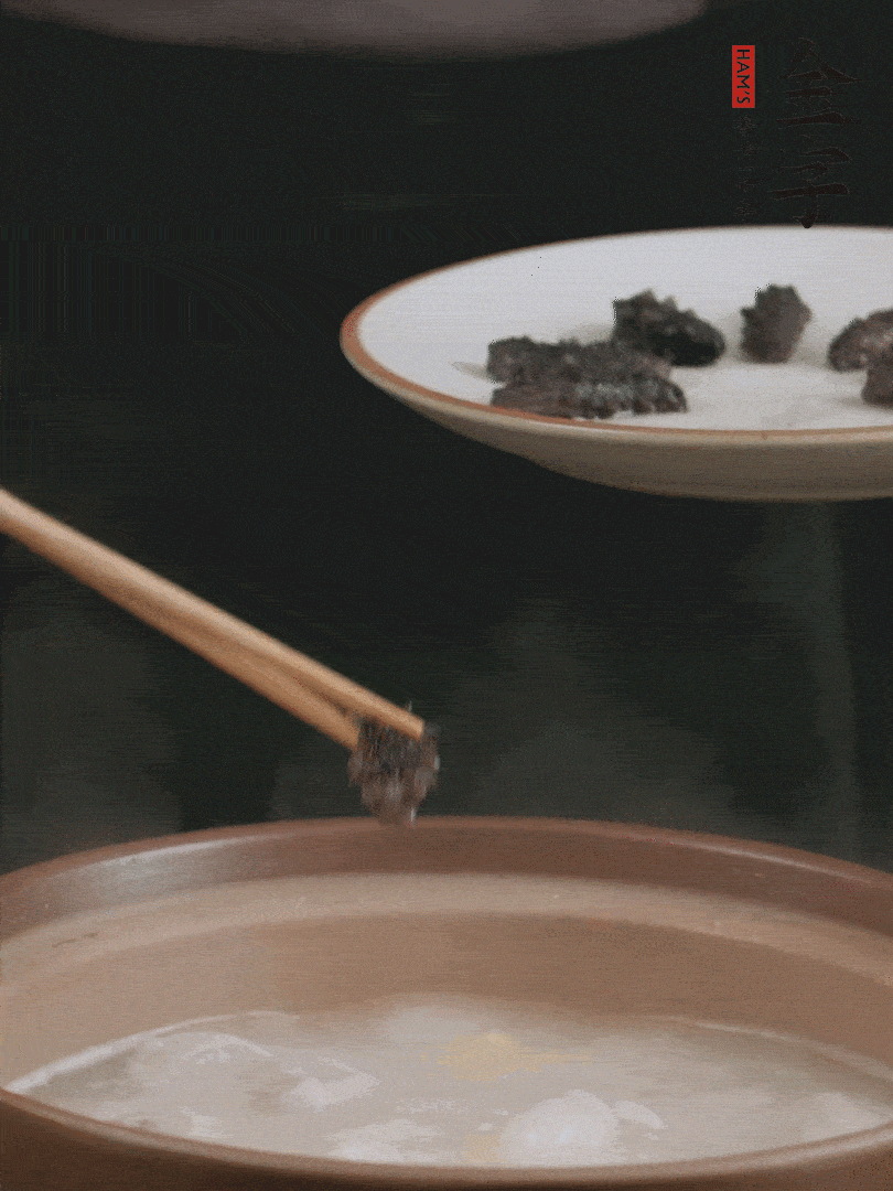 期間雞湯燉到80分鐘時(shí)，加小海參再燉10分鐘。