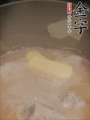 排骨洗凈，加生姜、黃酒焯水，溫水洗凈備用。