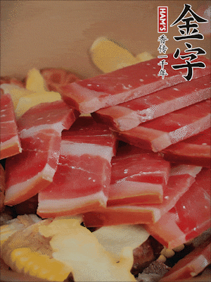 除鮑魚外的所有材料放進鍋里，加清水、姜、黃酒，大火燒開，轉(zhuǎn)小火煲90分鐘。