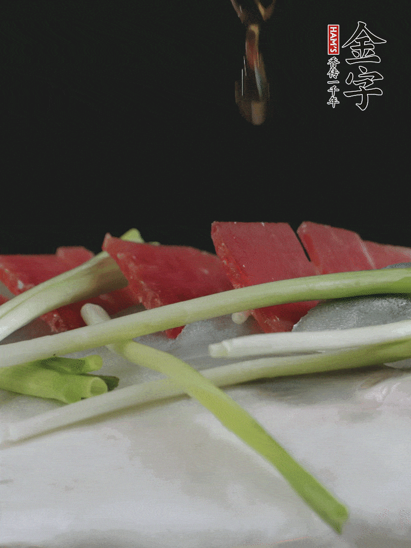 蔥白置于魚身，放適量豌豆，淋上花雕酒。