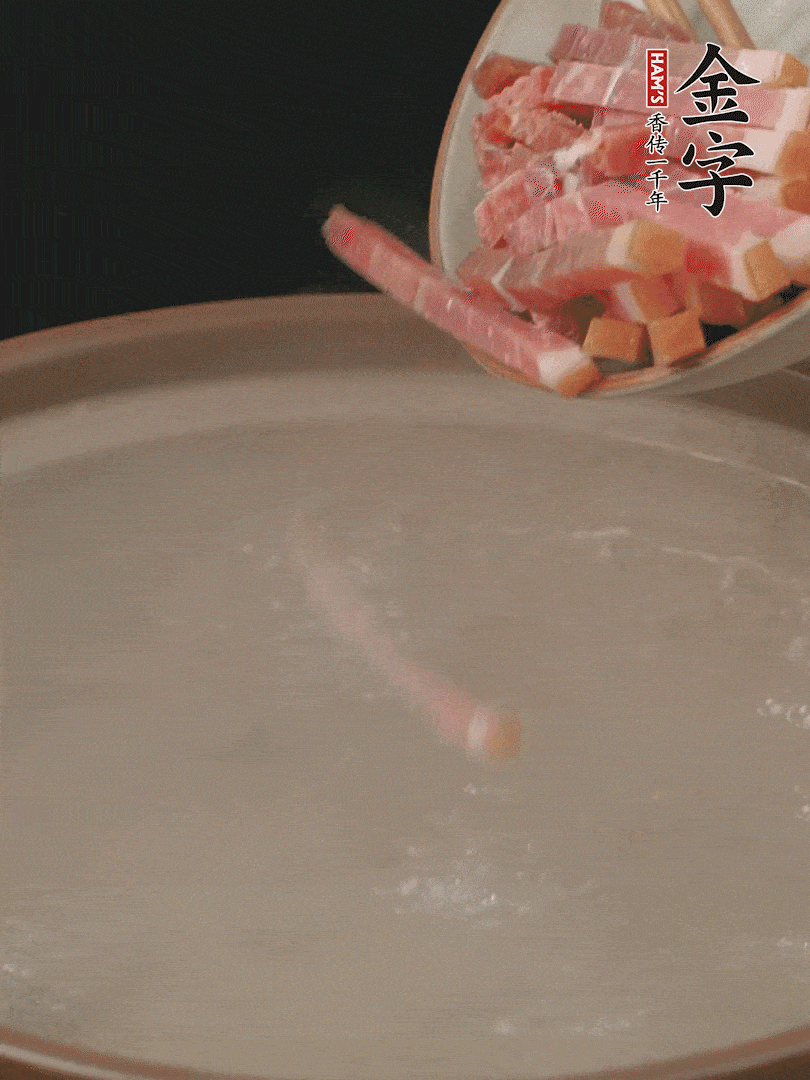 金字火腿切絲，熱水下鍋，放火腿燉煮15分鐘。
