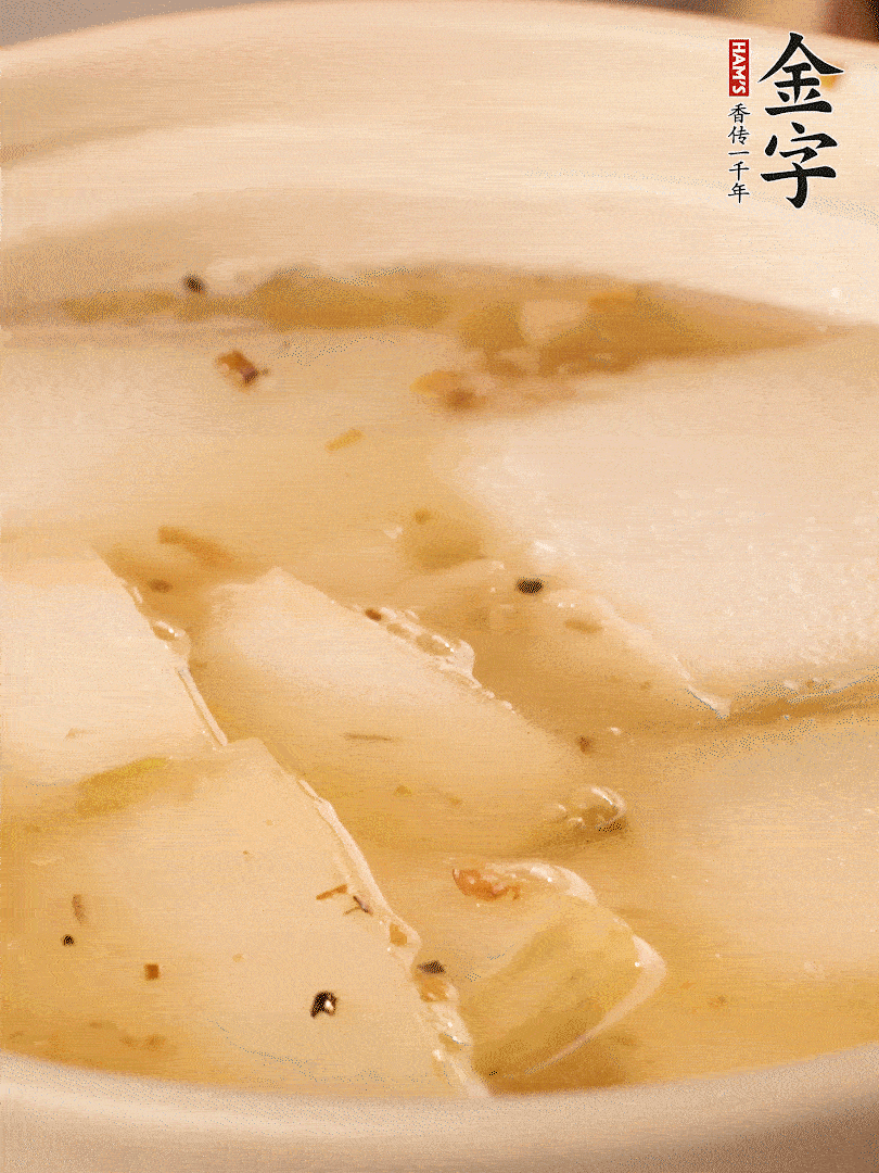 加入適量清水，再放咸肉，淋點(diǎn)黃酒添味。