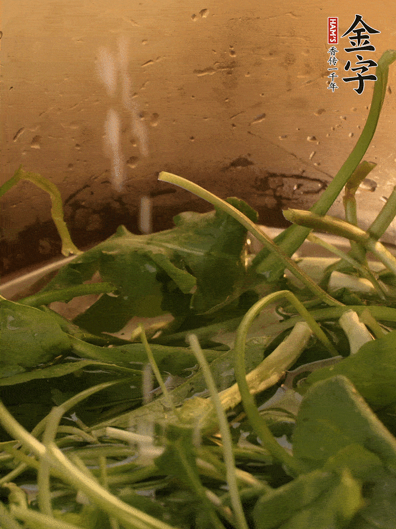 薺菜去掉根部，加小蘇打、鹽熱水沸騰燙軟。