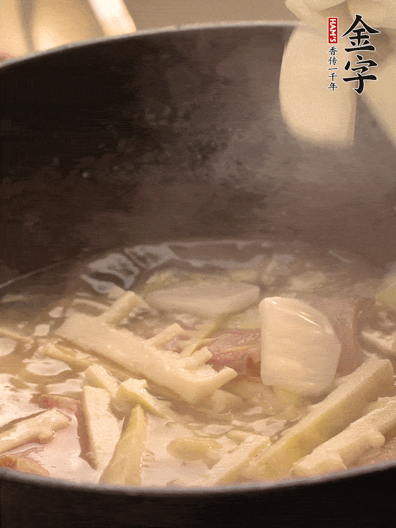 加一點(diǎn)開(kāi)水后，放年糕燜2分鐘至軟。