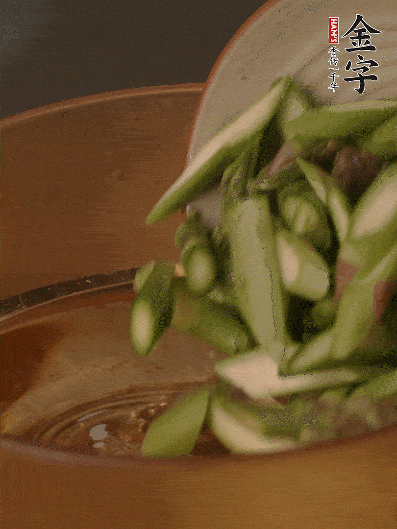 蘆筍、白玉菇焯水30秒備用。