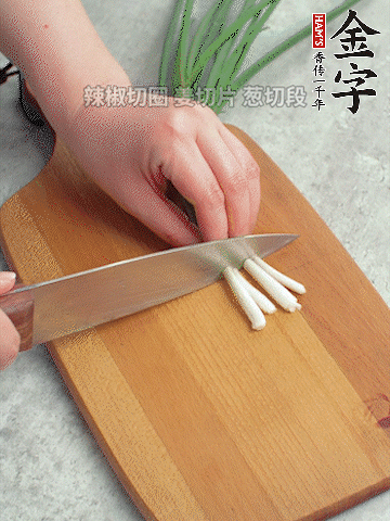 切好的咸肉鋪在碗邊，然后把千張放在中間。