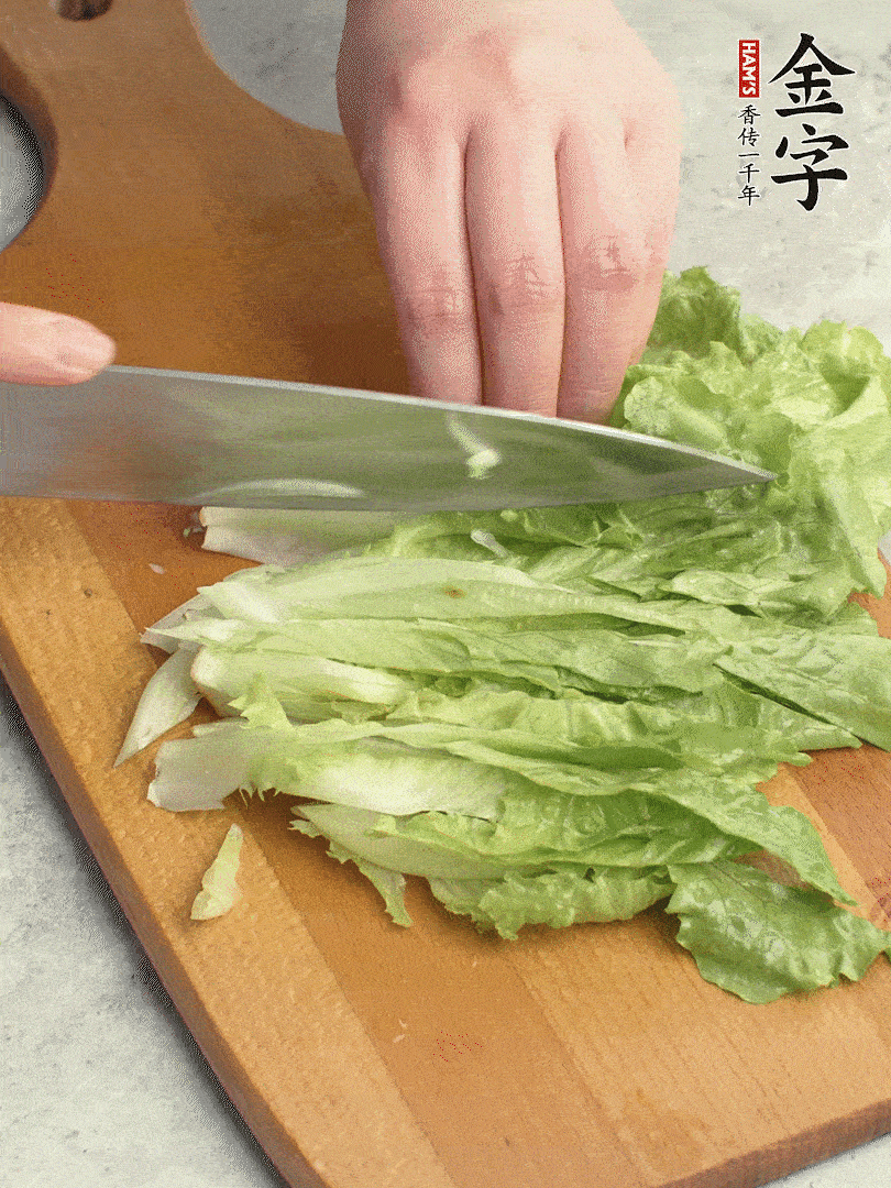 胡蘿卜、生菜、黃瓜切絲。