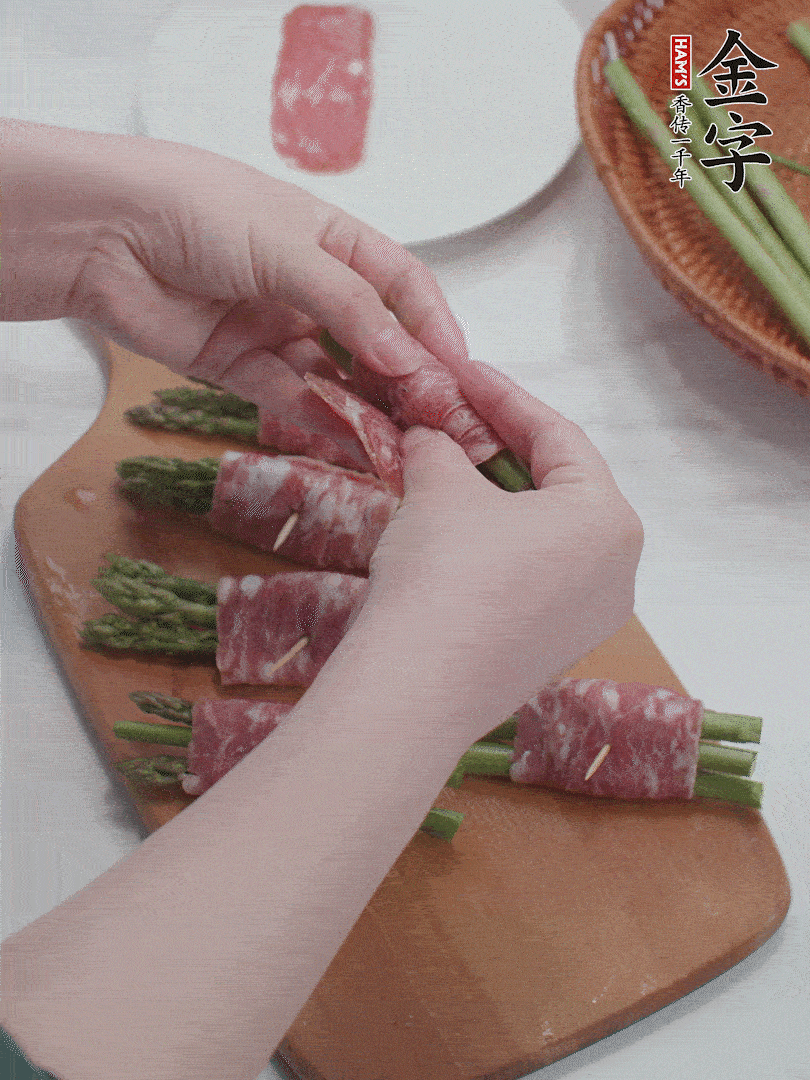 蘆筍切小段，蘆筍段用金字培根火腿卷起。