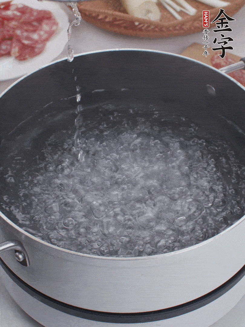 春筍去殼切片，焯水3分鐘。