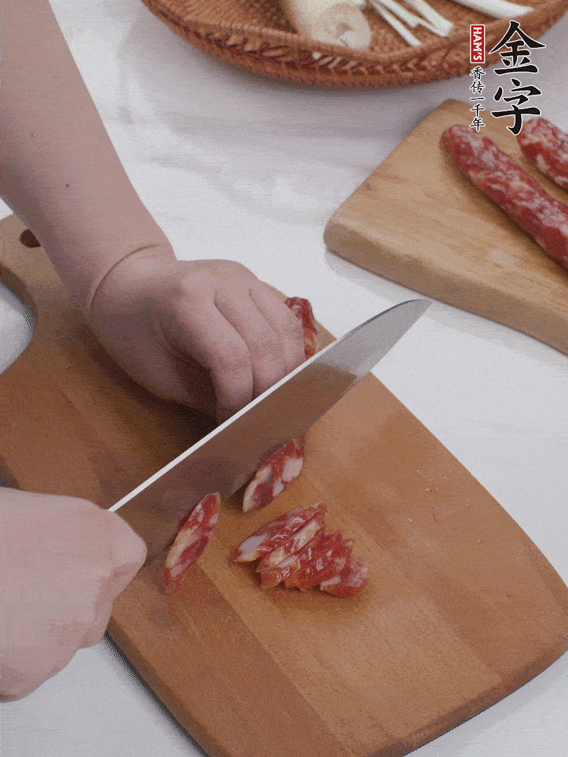 金字香腸切薄片。