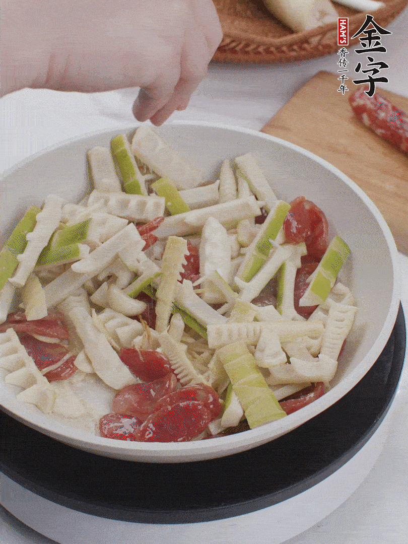 出鍋前撒蔥花。