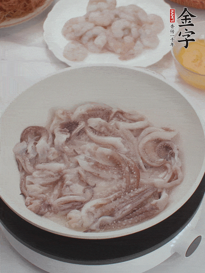 蝦仁、魷魚滑油，蛋液炒制半熟。