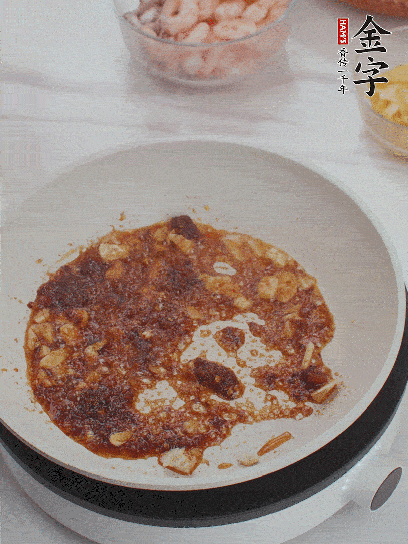 冷鍋熱油，1大勺金字火腿XO醬、蒜末炒香，倒粉絲一起炒。