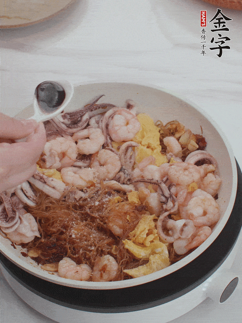 放1/3勺鹽、1/3勺雞精、1/3勺糖、2/3勺生抽調(diào)味。