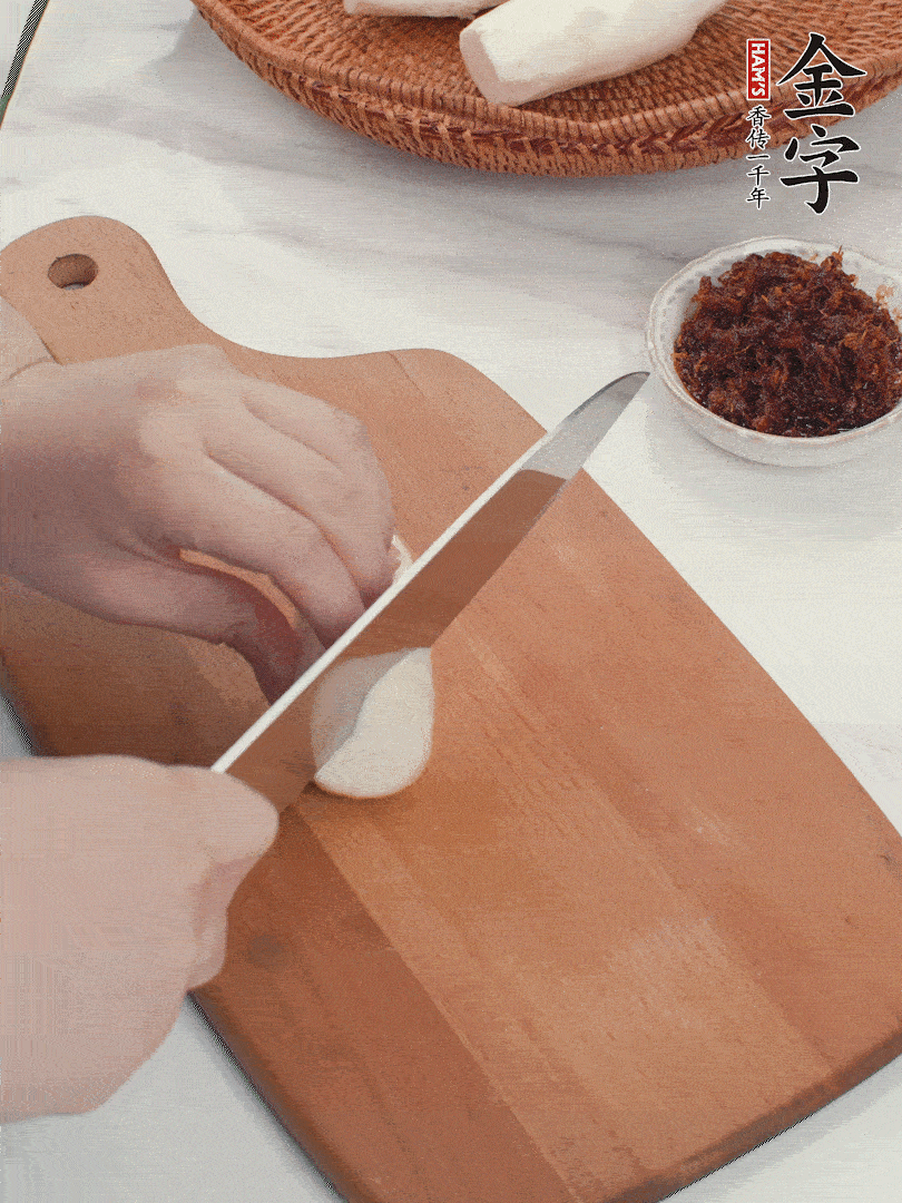 茭白剝殼，洗凈后切滾刀塊。