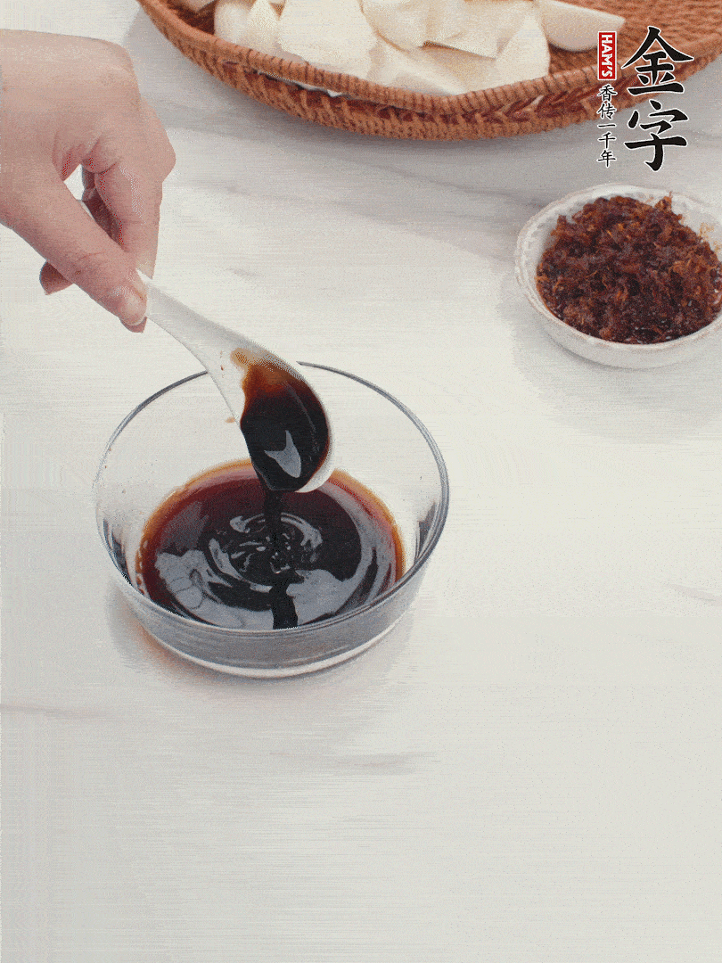 將生抽、老抽、黃酒和白砂糖在小碗里調(diào)成味汁。