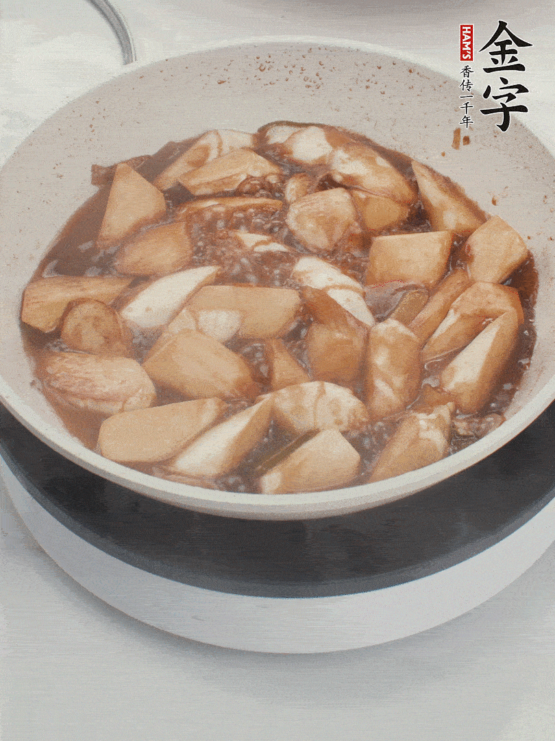 待茭白煸到微微發(fā)黃加入調(diào)好的味汁翻炒。加一小碗清水蓋蓋子燜3-4分鐘。