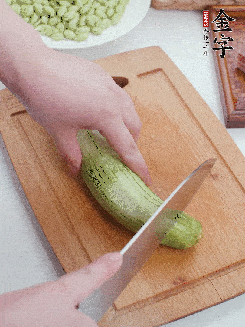 絲瓜去掉外皮，去掉兩端，切成滾刀塊。