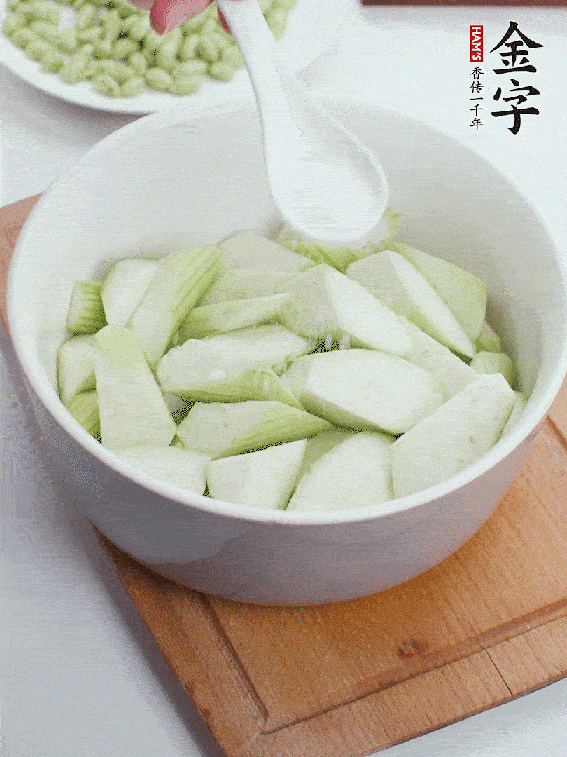 水中加1勺鹽浸泡，防止變黑。