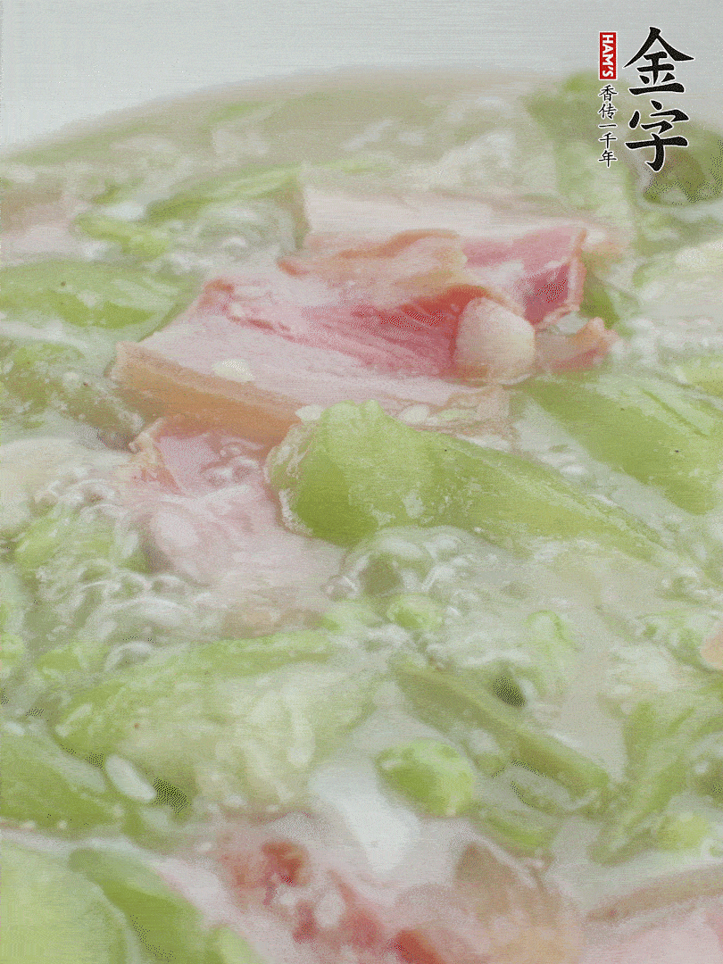 加一點(diǎn)熱水、白胡椒粉、雞精翻炒1分鐘。