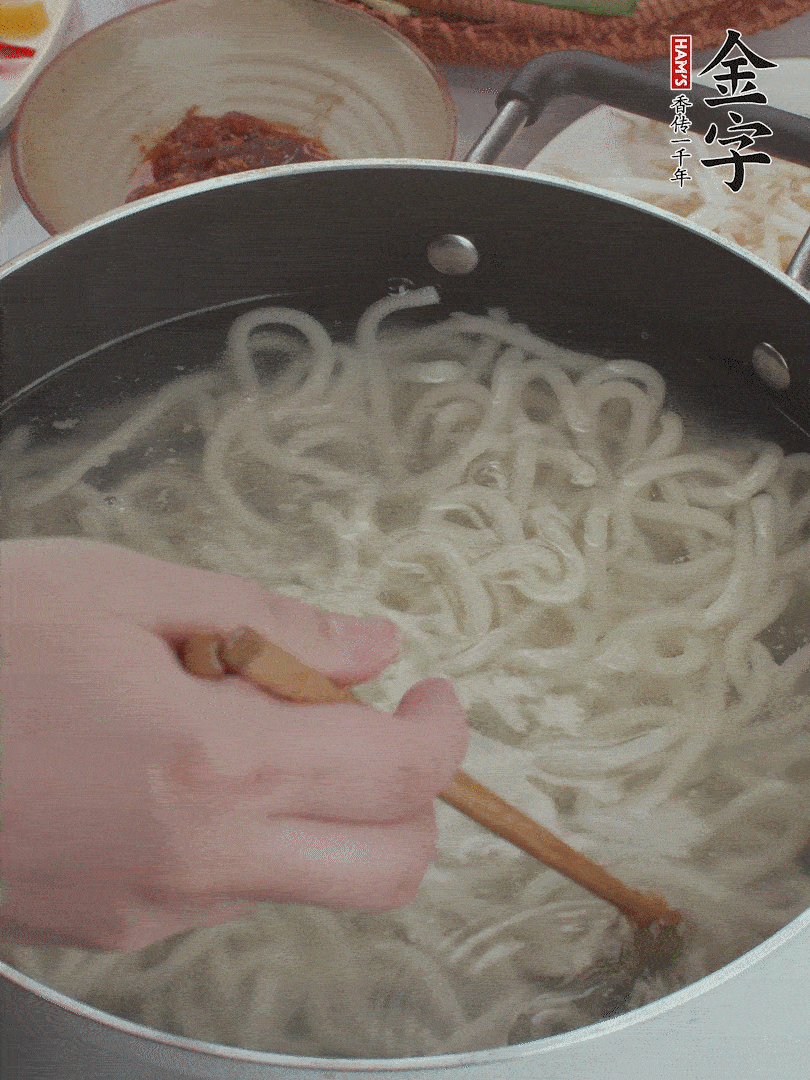 鍋中水煮沸，下烏冬面焯5秒鐘，撈出瀝干。