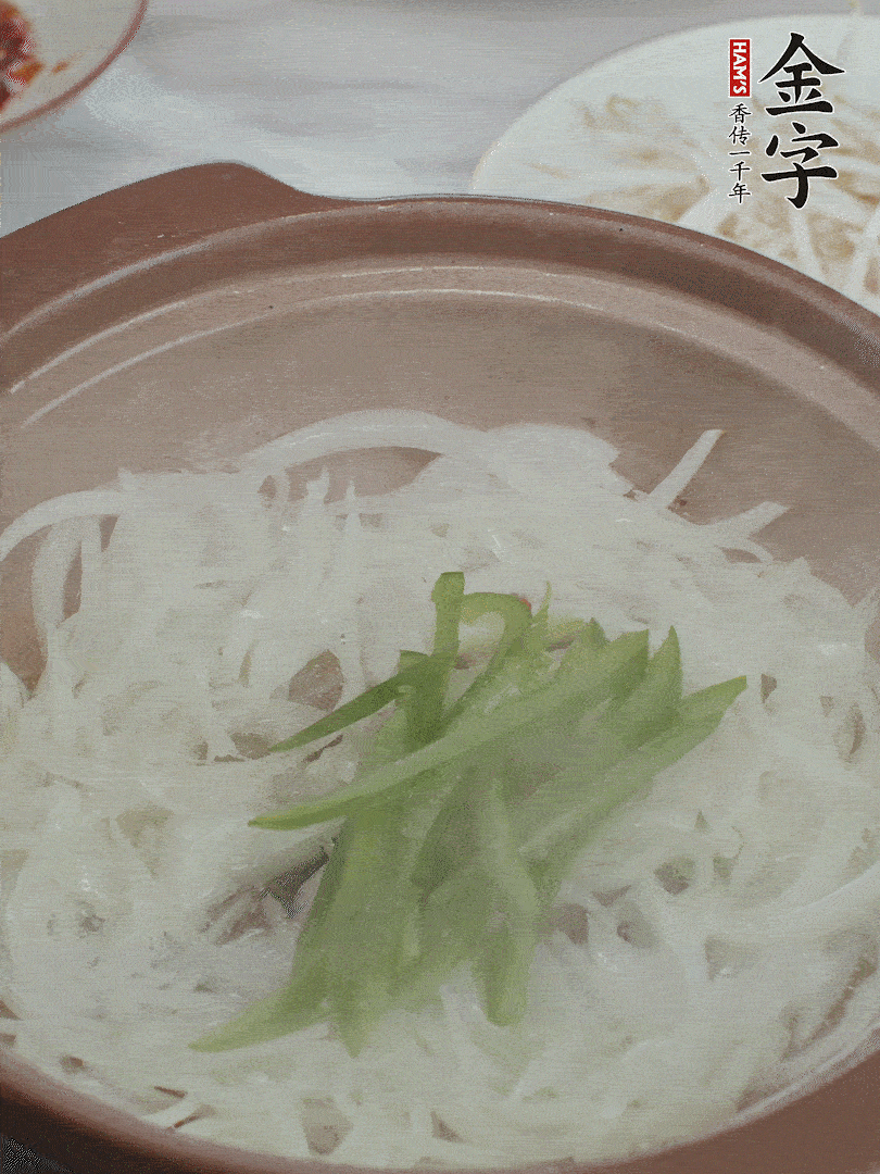 放烏冬面、青紅椒、豆芽。