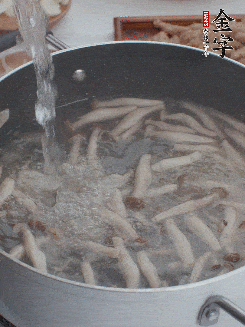 油熱爆香大蔥、蒜末，下蟹味菇炒軟，放清水。