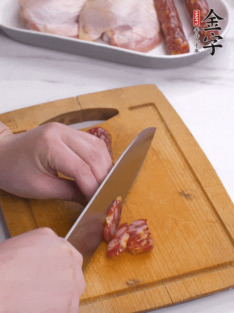 雞大腿去皮去骨切成塊，金字香腸切片，干香菇泡發(fā)切片，小蔥切蔥花。