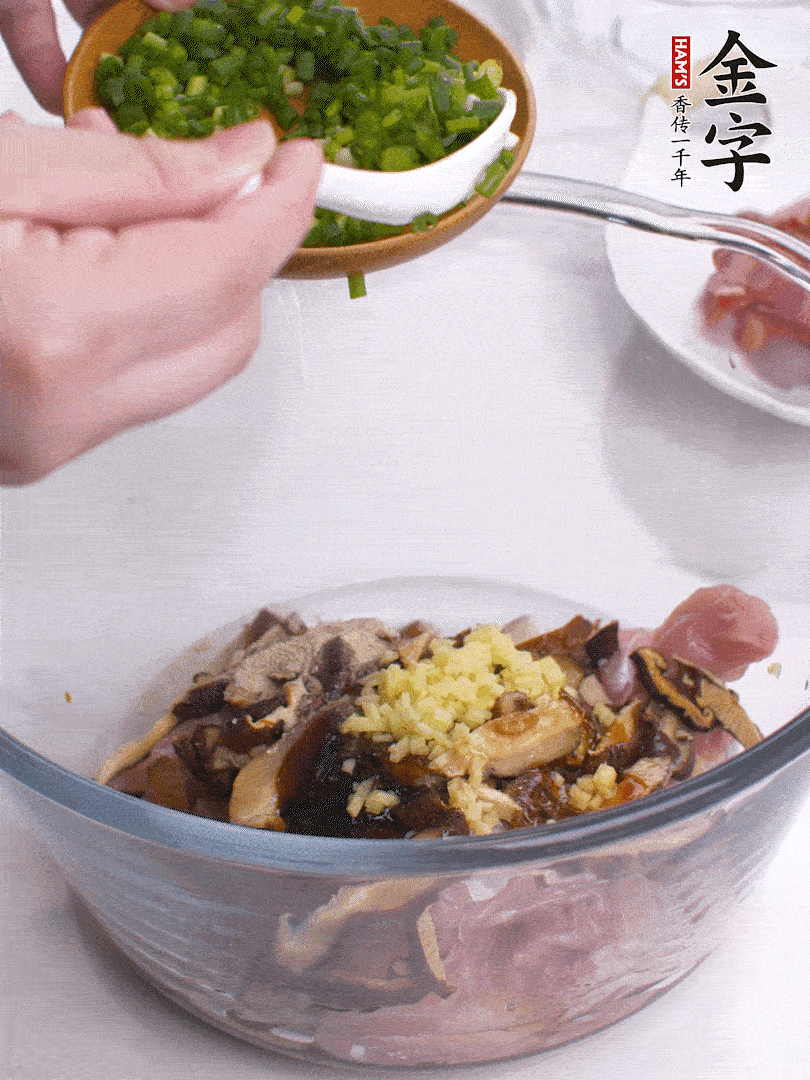 雞肉、香菇混合，加清水1/3杯、料酒1勺、蠔油1勺、鹽1勺、糖1/4勺、白胡椒1/4勺、食用油1勺、香油1/4勺、姜末、蔥花，攪拌均勻腌制2小時(shí)。