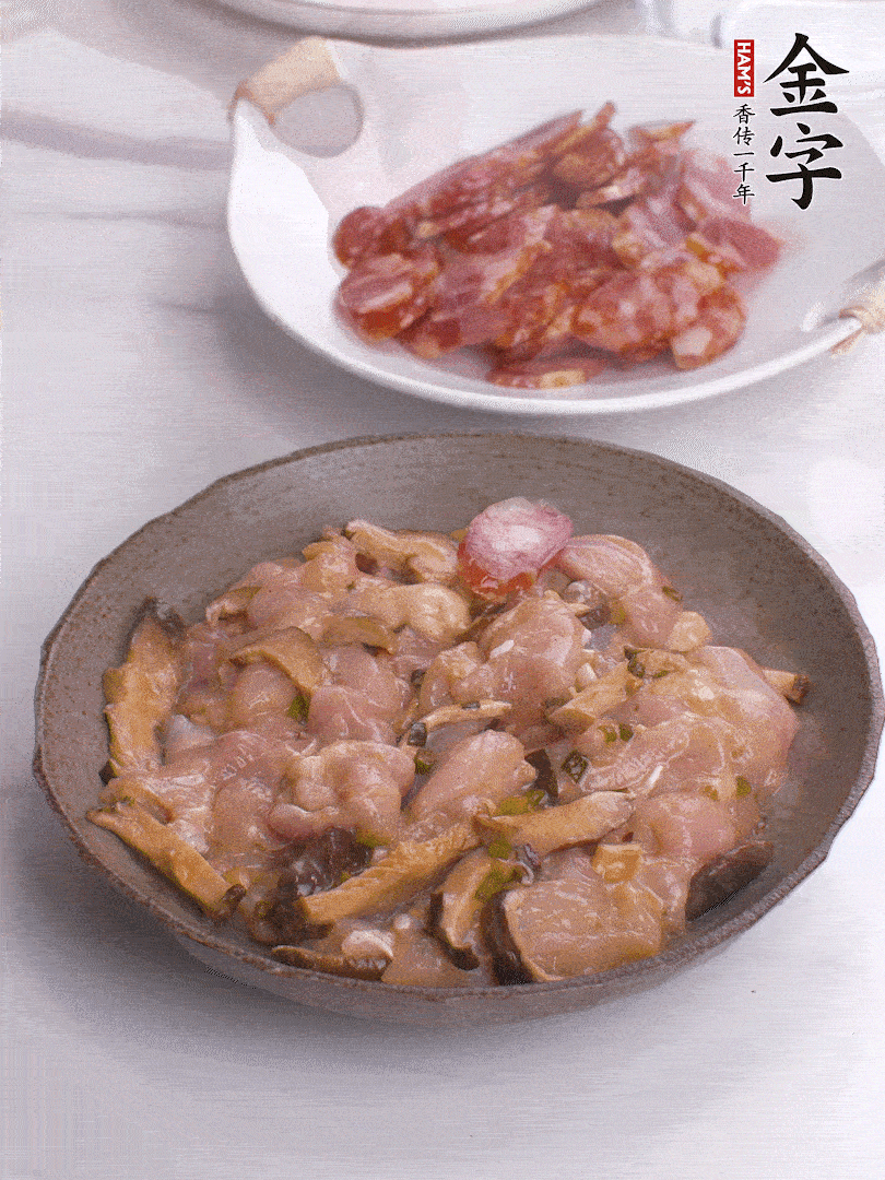 腌制后，雞肉中加淀粉1勺，頂部碼上香腸片。