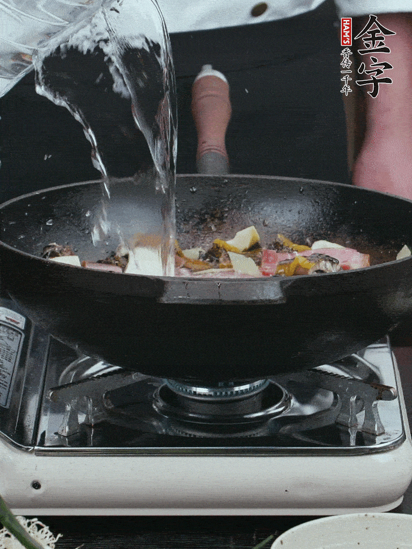 加適量黃酒，倒清水沒(méi)過(guò)。