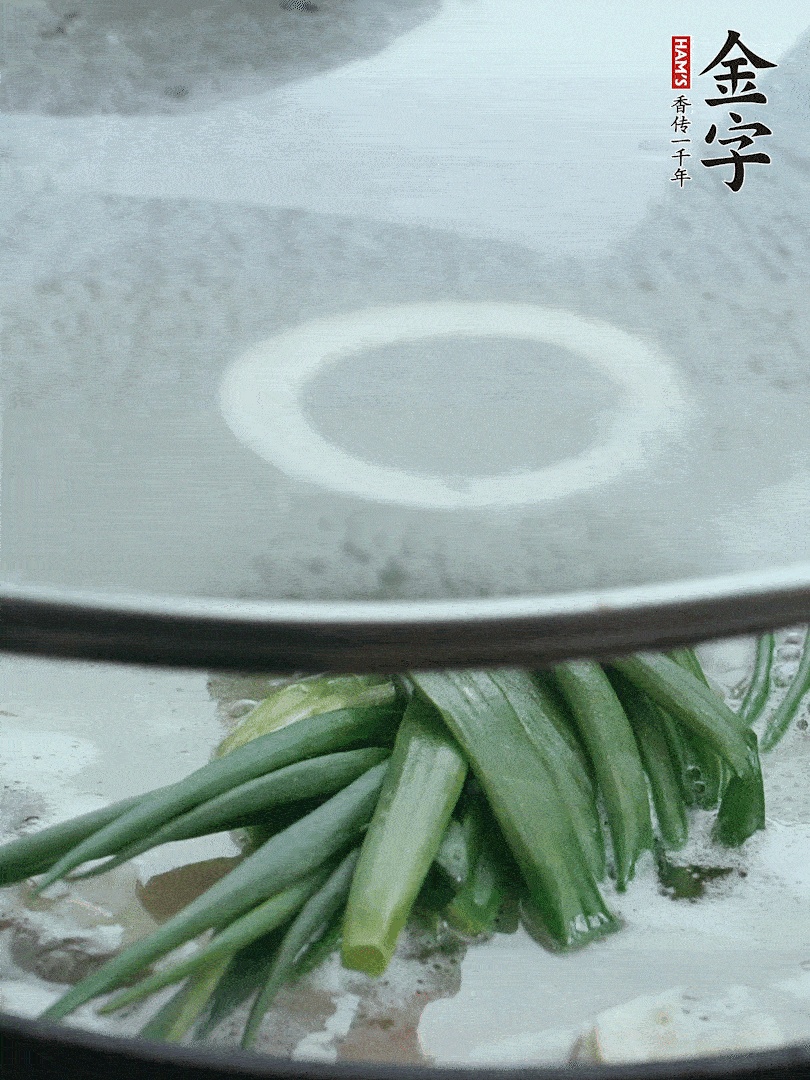 加蔥結(jié)去腥，大火開(kāi)后中火燒20分鐘。