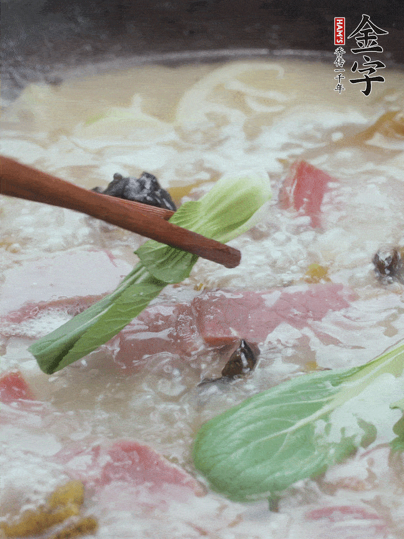 撈出蔥結(jié)，小菜心點(diǎn)綴。